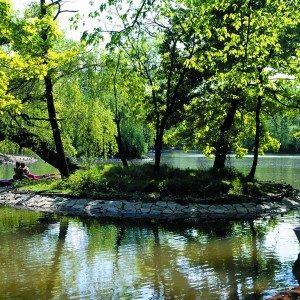 Gewässer mit Randsteinen aus sächsischem Sandstein